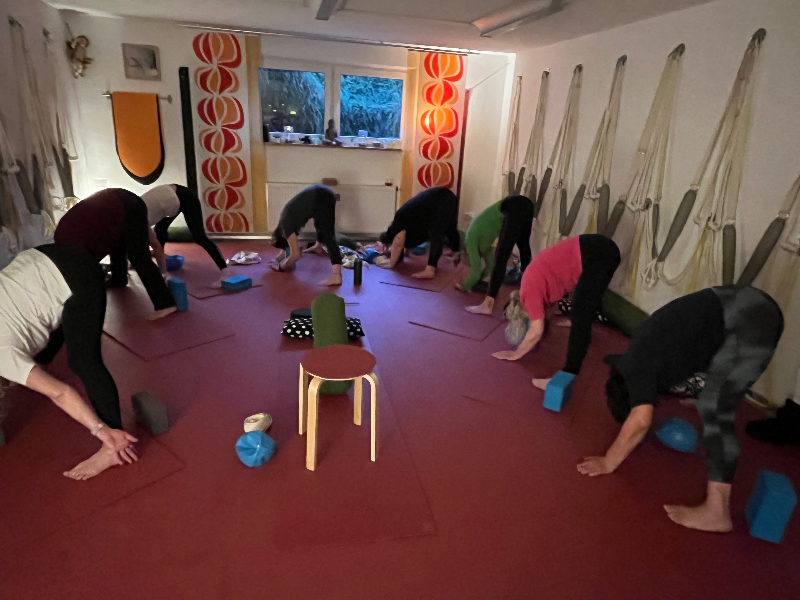 Hatha Yoga an der Wand mit Bändern und Seilen - Morgens